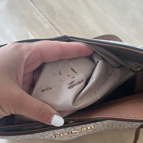 Michael Kors Cream Shoulder Bag with Gold Accents - Picture 4 of 4